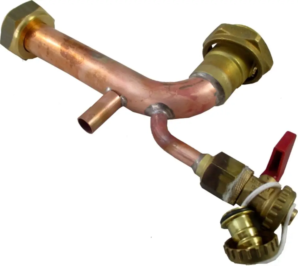 Kupferne Verrohrung mit Anschluss für BWS-1 Pumpenabsperrung von Wolf, ausgestattet mit verschiedenen Fittings und einem Ventil zur Regelung des Durchflusses.
